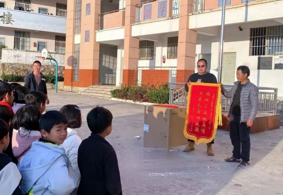 公司駐村隊員張清收到錦旗與感謝信