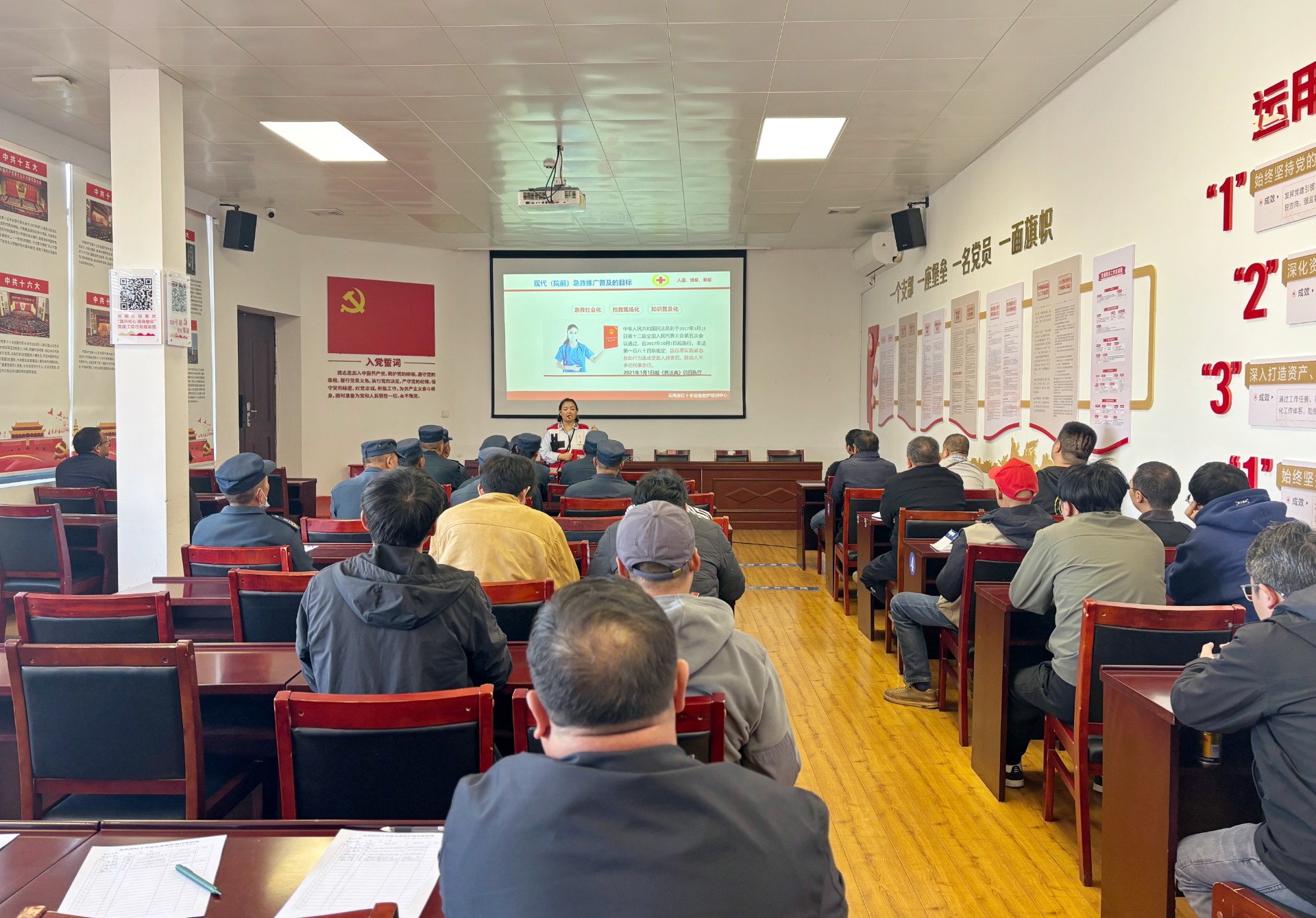 大觀篆新農(nóng)貿(mào)市場聯(lián)合五華區(qū)紅十字會開展持證救護員培訓