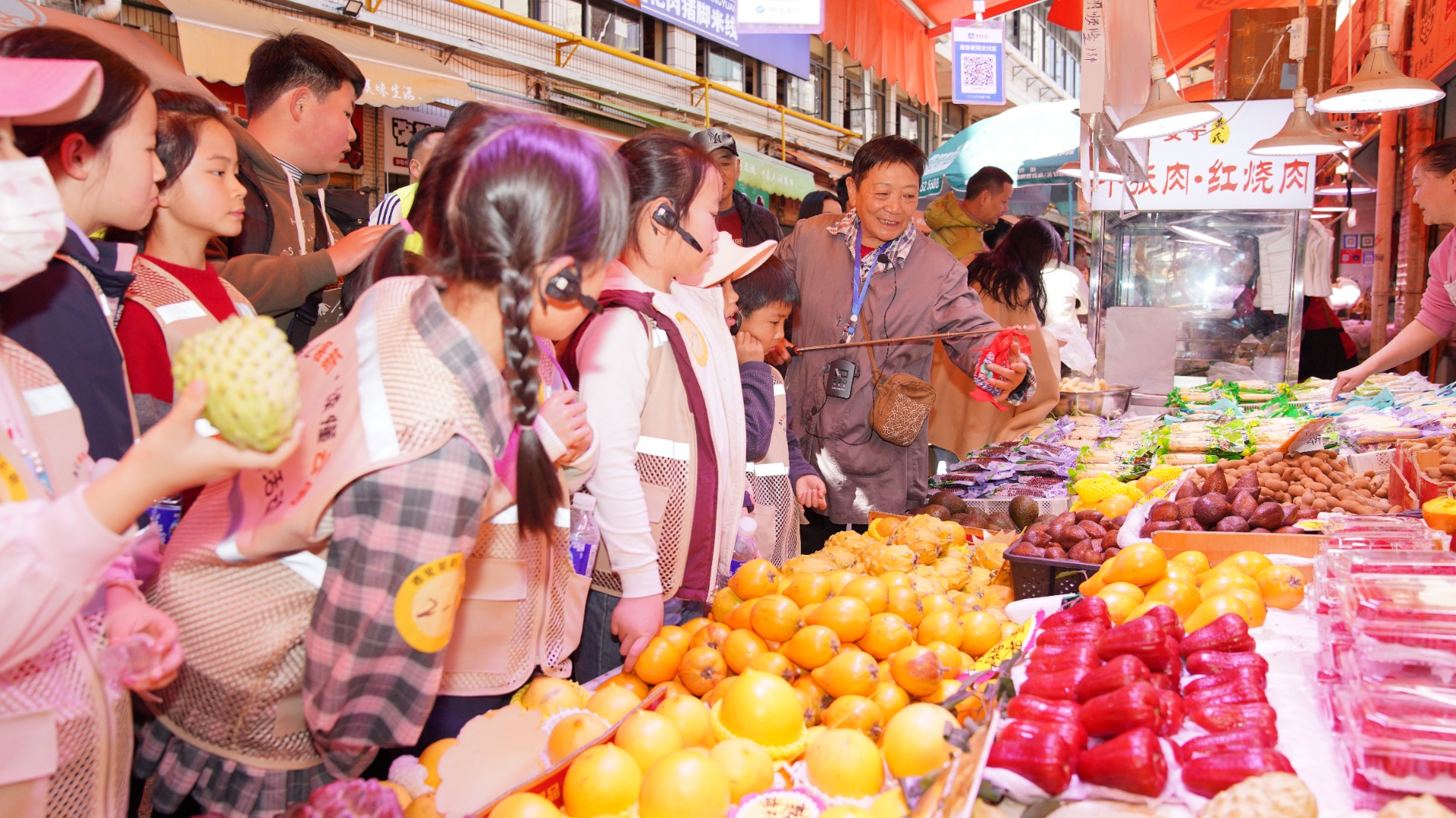 當菜攤遇見課堂：60名小學生在篆新農貿市場開啟"煙火氣里的研學課"
