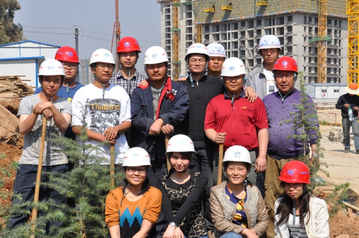 正是春暖花開時 青年植樹護綠忙