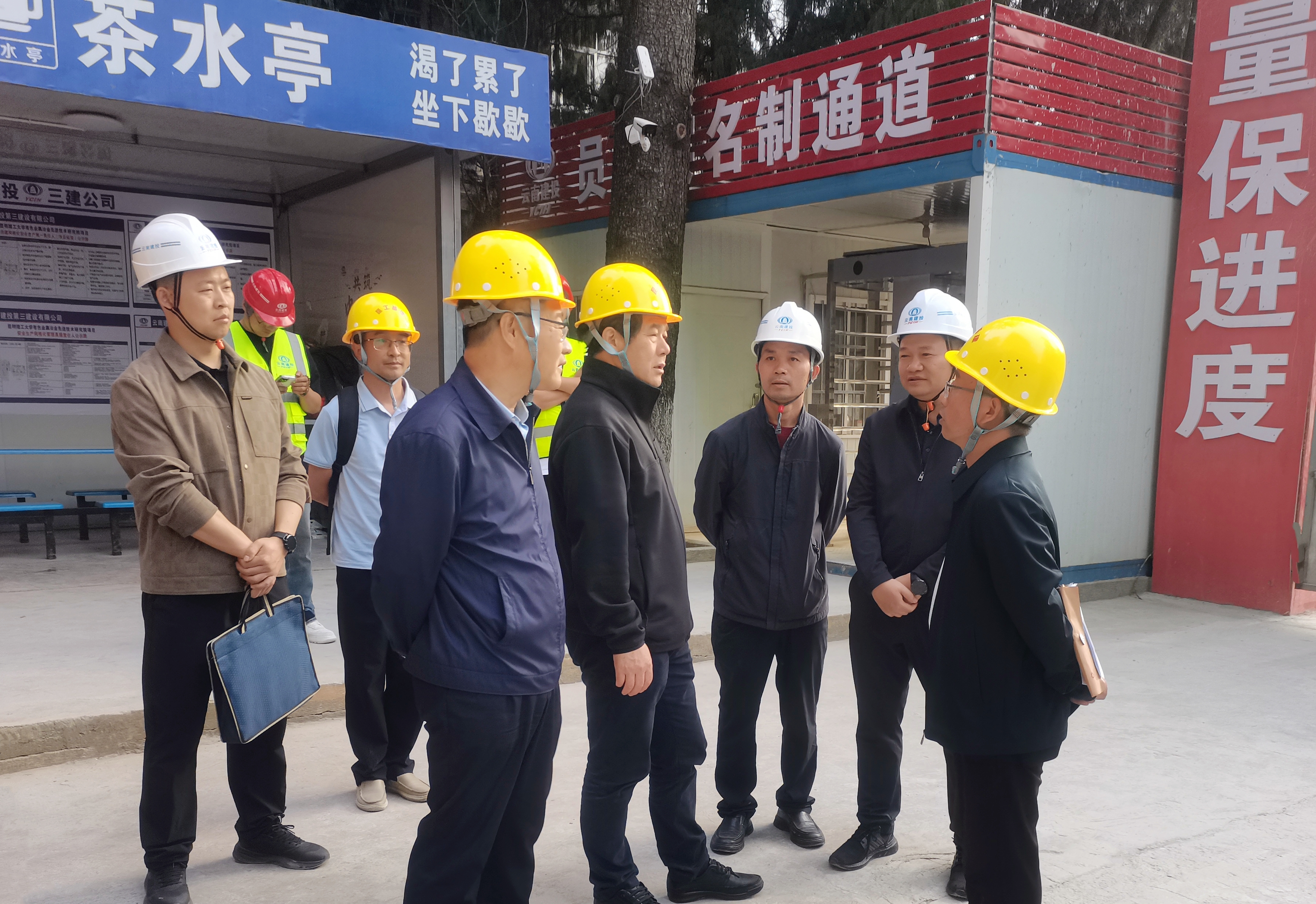 昆明理工大學校長王華到昆明理工大學有色金屬冶金先進技術研究院項目調研