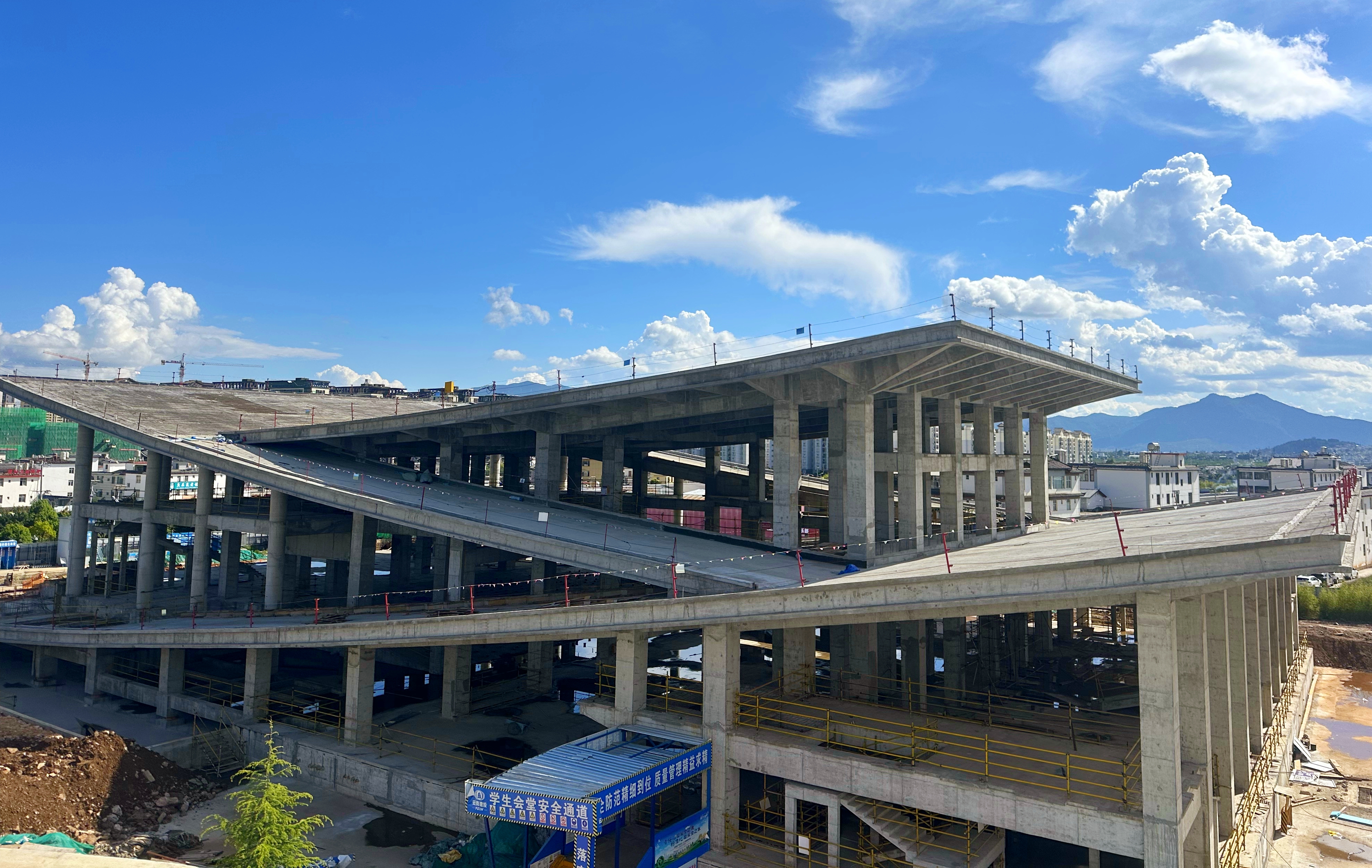 麗江師范學院黨委書記畢天云、院長陳本輝到項目檢查指導